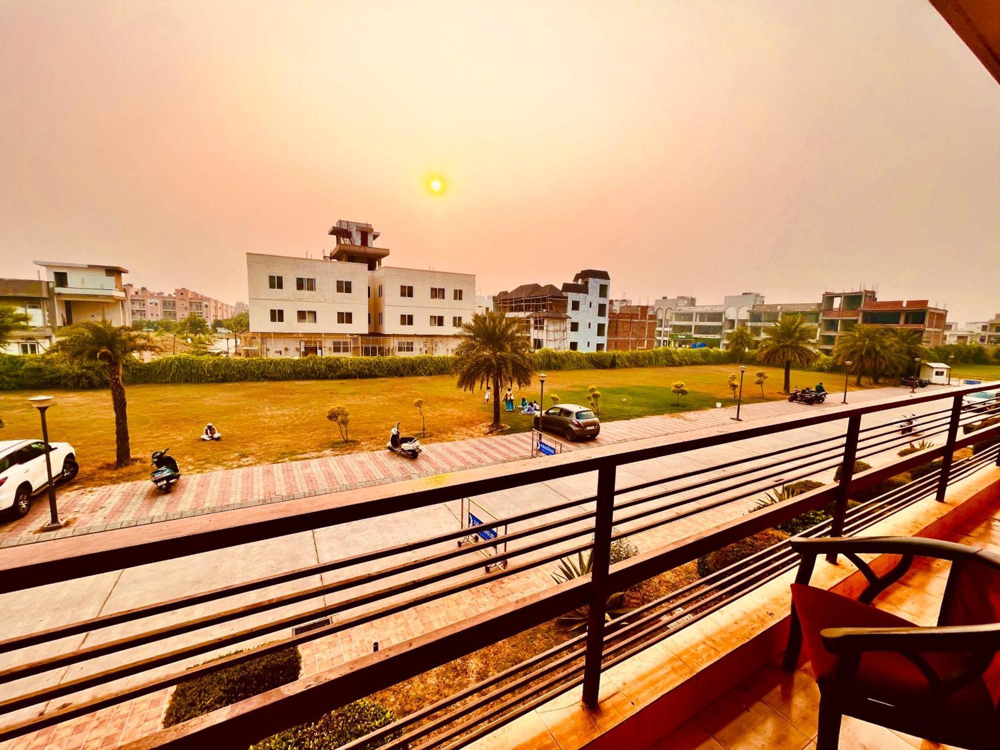 Pearl Grand Boutique Cottage In Omaxe Anandam Vrindavan - #Premium Ac Rooms With Balcony #Big Parking #Lift #Garden #Peaceful Area #Near Prem Mandir #Property Of The Year #Most Awarded מראה חיצוני תמונה