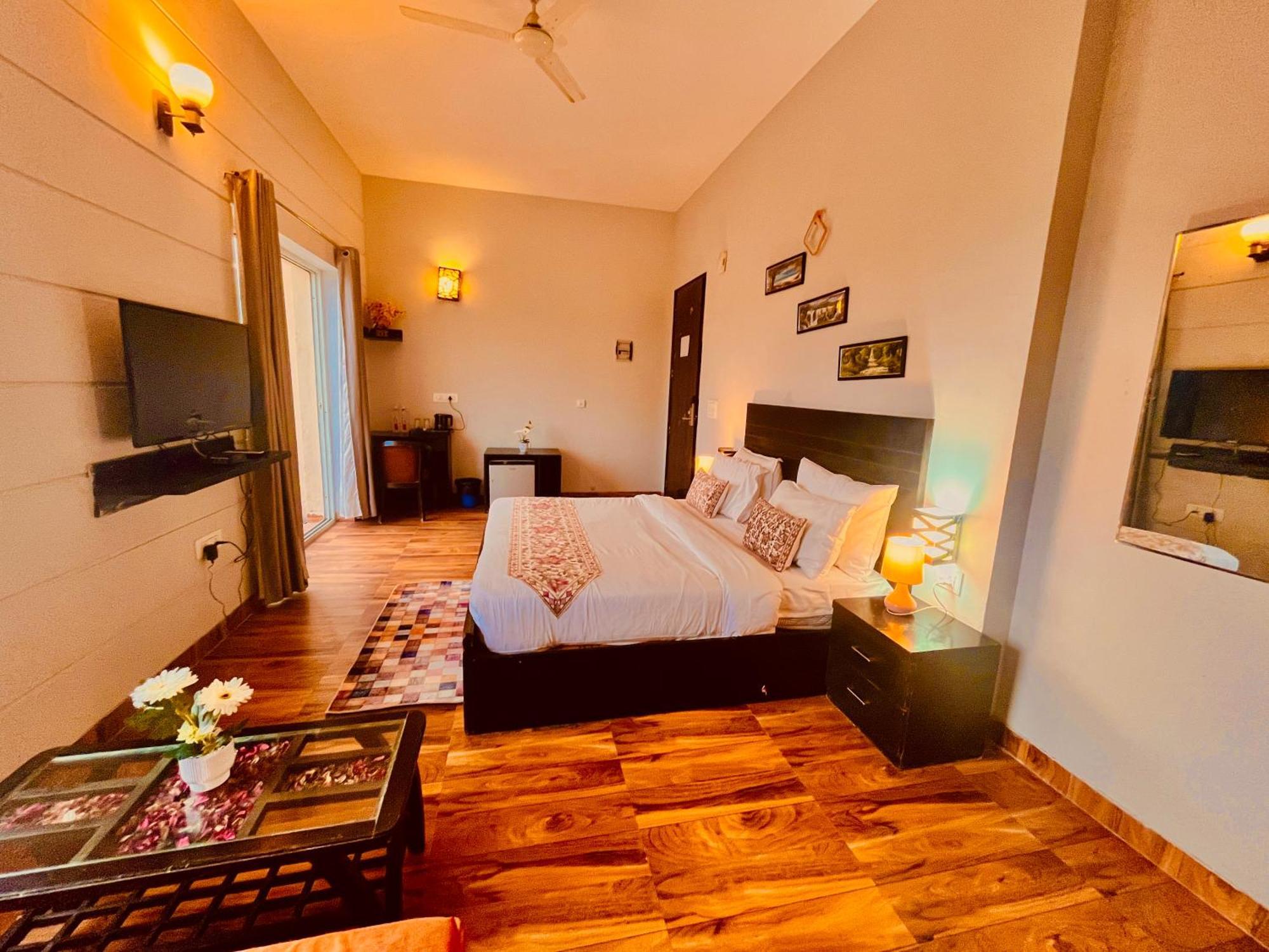 Pearl Grand Boutique Cottage In Omaxe Anandam Vrindavan - #Premium Ac Rooms With Balcony #Big Parking #Lift #Garden #Peaceful Area #Near Prem Mandir #Property Of The Year #Most Awarded מראה חיצוני תמונה